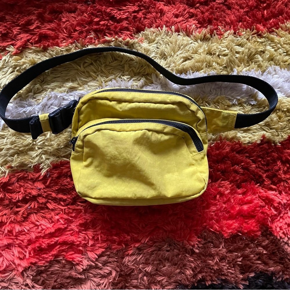 Baggu sour with the black strap Fanny pack belt bag
